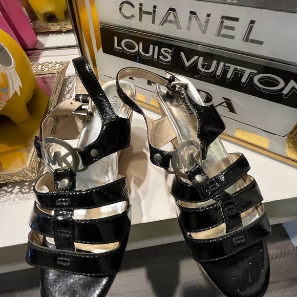 Michael Kors cut-out Sandals with MK Logo NWOT - Picture 1 of 6